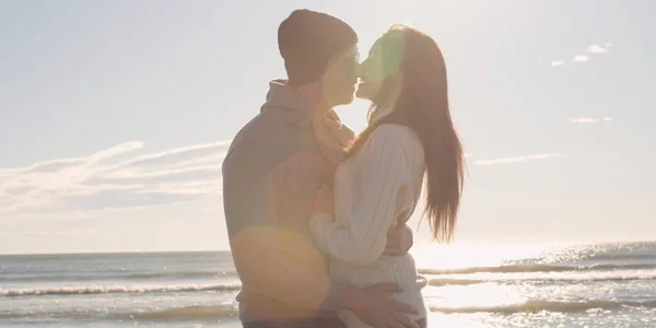 Cool Couple Lachen Knuffelen Front Beach Mooie Herfstdag — Stockfoto