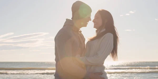 Cool Couple Lachen Knuffelen Front Beach Mooie Herfstdag — Stockfoto