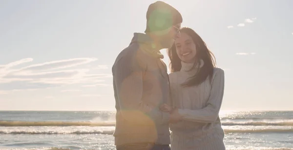 Cool Couple Laughing Hugging Front Beach Beautiful Autumn Day — Stock Photo, Image