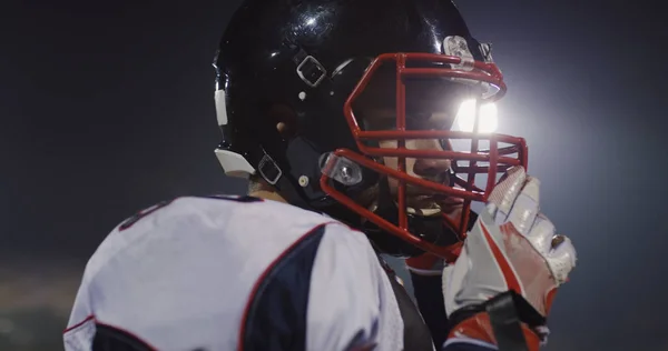 Jogador Futebol Americano Colocando Seu Capacete Proteção Contra Luzes Iluminação — Fotografia de Stock