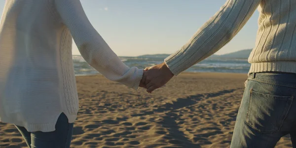 Coppia Romantica Rilassarsi Sulla Spiaggia Durante Giornata Autunnale — Foto Stock