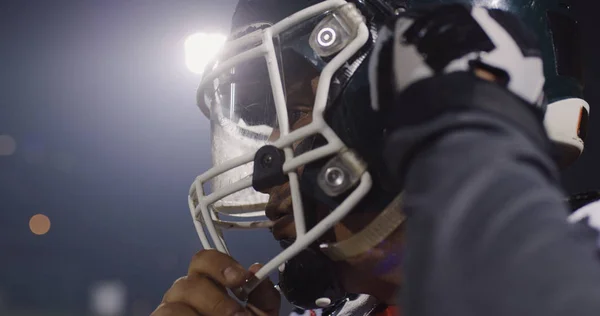美国橄榄球运动员在大体育场投入头盔与 — 图库照片