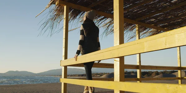 Una Joven Playa Chica Disfrutando Del Cálido Día Otoño Retrato —  Fotos de Stock