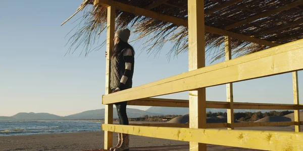 Una Joven Playa Chica Disfrutando Del Cálido Día Otoño Retrato —  Fotos de Stock