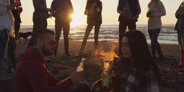 Happy Carefree Young Friends Having Fun Drinking Beer Bonefire Beach — Stock Photo, Image