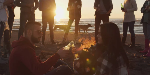 Feliz Despreocupado Jóvenes Amigos Divirtiéndose Bebiendo Cerveza Por Hoguera Playa — Foto de Stock