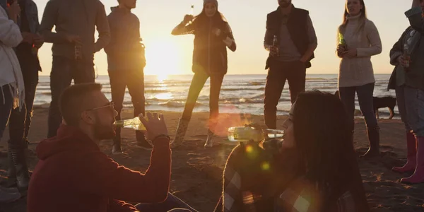 Feliz Carefree Jovens Amigos Divertindo Bebendo Cerveja Por Fogueira Praia — Fotografia de Stock