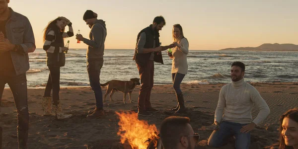 Feliz Carefree Jovens Amigos Divertindo Bebendo Cerveja Por Fogueira Praia — Fotografia de Stock