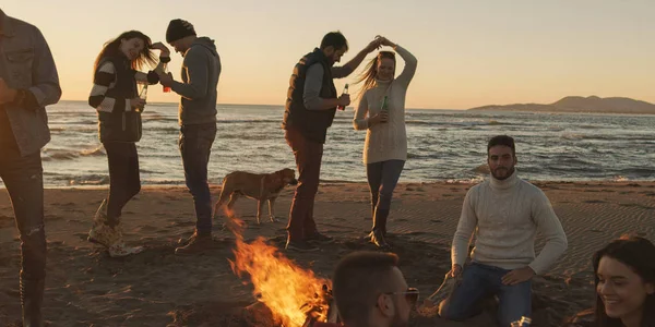 Feliz Despreocupado Jóvenes Amigos Divirtiéndose Bebiendo Cerveza Por Hoguera Playa — Foto de Stock