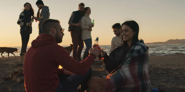 Feliz Carefree Jovens Amigos Divertindo Bebendo Cerveja Por Fogueira Praia — Fotografia de Stock