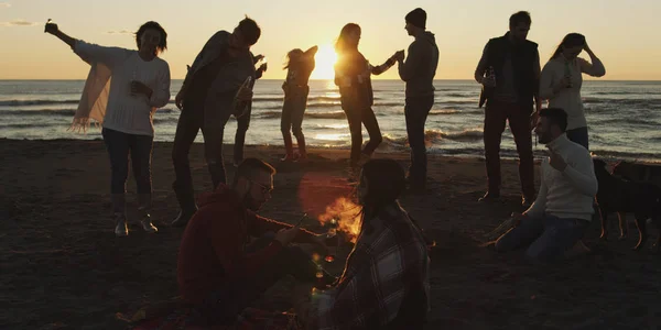 Feliz Carefree Jovens Amigos Divertindo Bebendo Cerveja Por Fogueira Praia — Fotografia de Stock