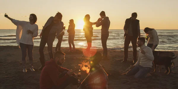 Feliz Despreocupado Jóvenes Amigos Divirtiéndose Bebiendo Cerveza Por Hoguera Playa —  Fotos de Stock