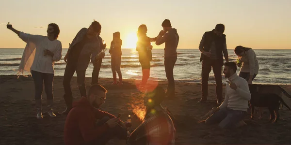 Gelukkig Zorgeloos Jonge Vrienden Hebben Plezier Drinken Bier Door Bonefire — Stockfoto