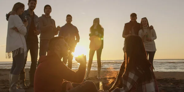 Fröhlich Unbeschwerte Junge Freunde Die Spaß Haben Und Bier Lagerfeuer — Stockfoto