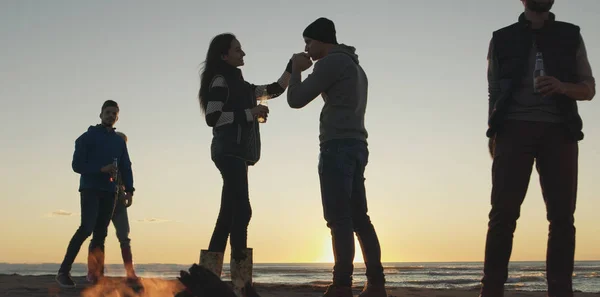 Feliz Carefree Jovens Amigos Divertindo Bebendo Cerveja Por Fogueira Praia — Fotografia de Stock