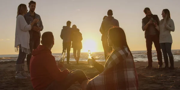 Feliz Despreocupado Jóvenes Amigos Divirtiéndose Bebiendo Cerveza Por Hoguera Playa — Foto de Stock