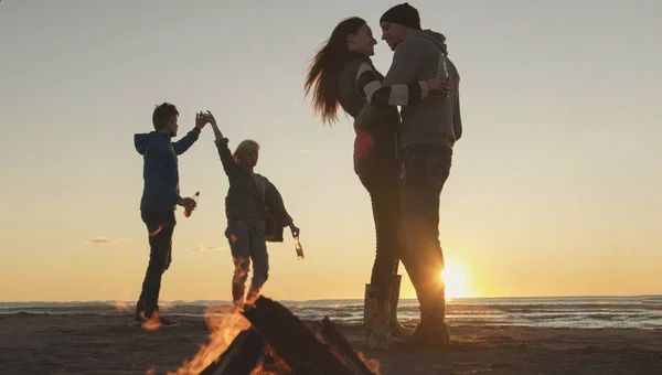 Happy Carefree Young Friends Having Fun Drinking Beer Bonefire Beach — стоковое фото