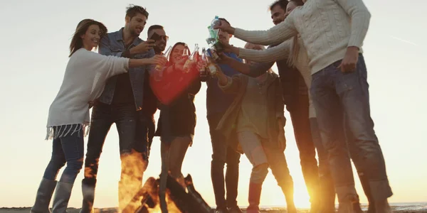 Jóvenes Amigos Haciendo Brindis Con Cerveza Divirtiéndose Alrededor Fogata Fiesta — Foto de Stock