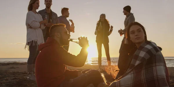 Feliz Despreocupado Jóvenes Amigos Divirtiéndose Bebiendo Cerveza Por Hoguera Playa — Foto de Stock