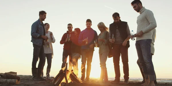 Heureux Jeunes Amis Insouciants Amuser Boire Bière Par Feu Joie — Photo