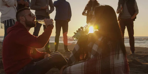 Feliz Despreocupado Jóvenes Amigos Divirtiéndose Bebiendo Cerveza Por Hoguera Playa —  Fotos de Stock