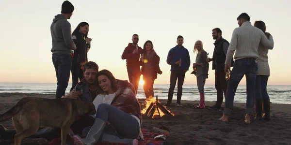 Felice Spensierati Giovani Amici Divertirsi Bere Birra Falò Sulla Spiaggia — Foto Stock