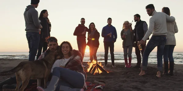 Feliz Despreocupado Jóvenes Amigos Divirtiéndose Bebiendo Cerveza Por Hoguera Playa — Foto de Stock