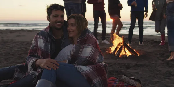 Gelukkig Zorgeloos Jonge Vrienden Hebben Plezier Drinken Bier Door Bonefire — Stockfoto