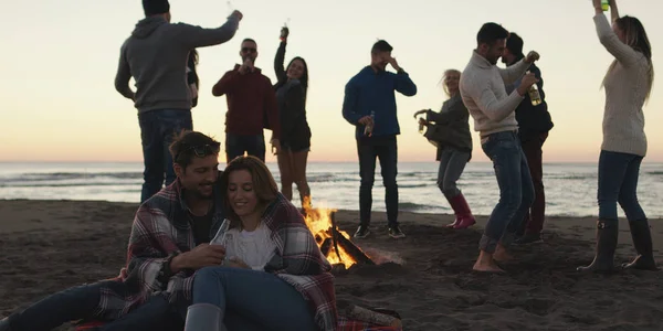 Щасливі Молоді Друзі Мають Розвагу Пиття Пива Від Bonefire Пляжі — стокове фото