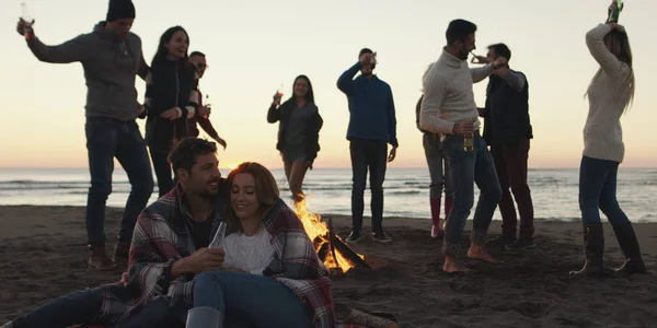 Mutlu Tasasız Genç Arkadaşlar Eğleniyor Sahilde Şenlik Ateşiyle Bira Içiyor — Stok fotoğraf