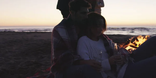 Feliz Despreocupado Jóvenes Amigos Divirtiéndose Bebiendo Cerveza Por Hoguera Playa —  Fotos de Stock