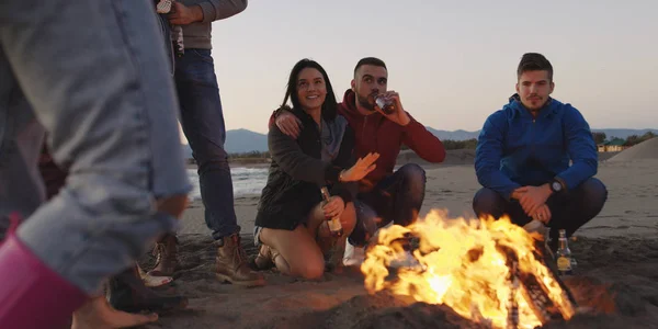 Feliz Despreocupado Jóvenes Amigos Divirtiéndose Bebiendo Cerveza Por Hoguera Playa — Foto de Stock