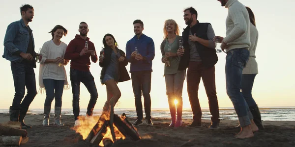 Felice Spensierati Giovani Amici Divertirsi Bere Birra Falò Sulla Spiaggia Fotografia Stock