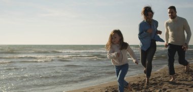 Genç aile vecation sonbahar sırasında zevk