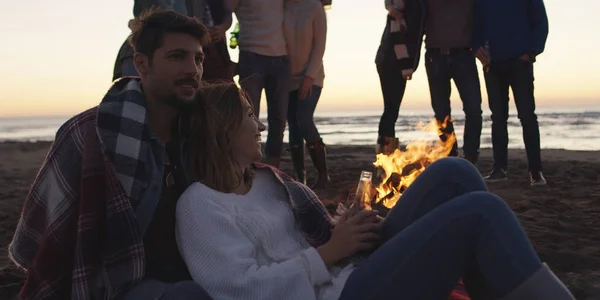 Happy Carefree Young Friends Having Fun Drinking Beer Bonefire Beach — стоковое фото