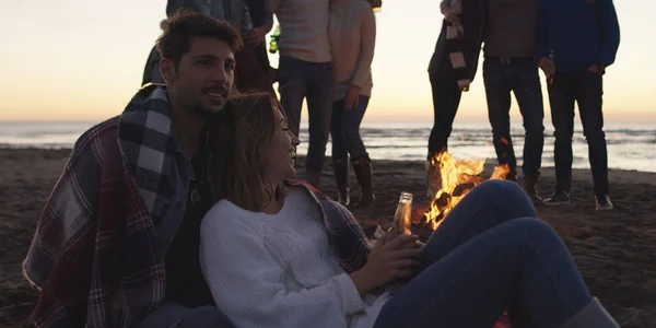 Feliz Despreocupado Jóvenes Amigos Divirtiéndose Bebiendo Cerveza Por Hoguera Playa — Foto de Stock