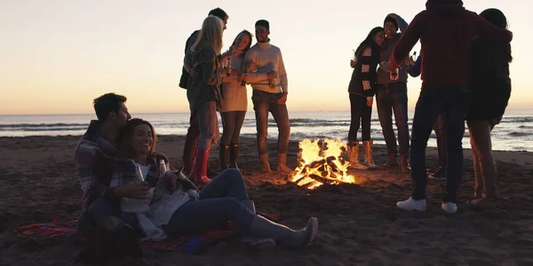 Feliz Despreocupado Jóvenes Amigos Divirtiéndose Bebiendo Cerveza Por Hoguera Playa — Foto de Stock