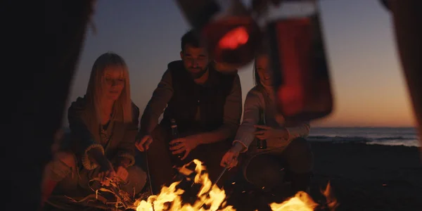 Groupe Jeunes Qui Amusent Plage Autour Feu Joie Coucher Soleil — Photo