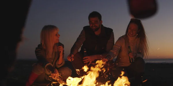 Gruppe Junger Leute Amüsiert Sich Strand Lagerfeuer Bei Sonnenuntergang — Stockfoto