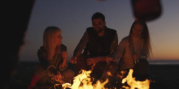 Gruppe Junger Leute Amüsiert Sich Strand Lagerfeuer Bei Sonnenuntergang — Stockfoto