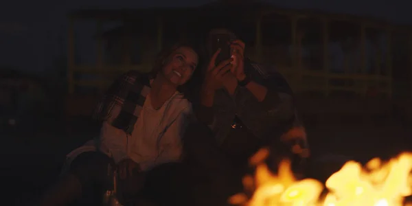 Paar Met Behulp Van Mobiele Telefoon Tijdens Strandfeest Met Vrienden — Stockfoto