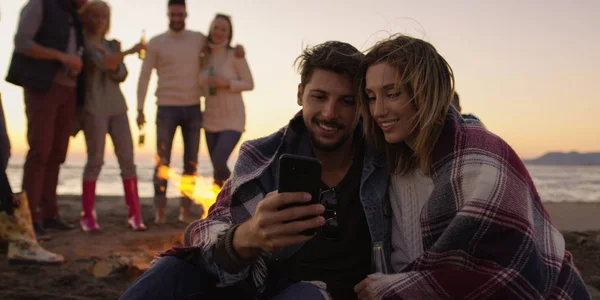 Casal Usando Telefone Celular Durante Festa Praia Com Amigos Bebendo — Fotografia de Stock