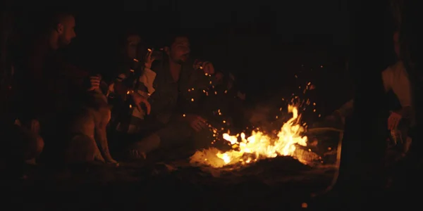 Casal Jovem Sentado Com Amigos Torno Fogueira Praia Noite Beber — Fotografia de Stock