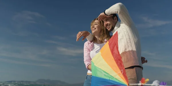 Pareja feliz divirtiéndose con cometa en la playa — Foto de Stock