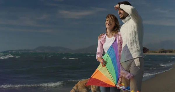 Щаслива пара розважається з повітрям на пляжі — стокове фото
