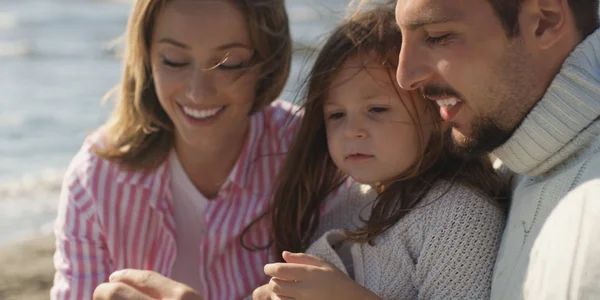 Famiglia Con Bambini Che Riposano Divertono Spiaggia Durante Giornata Autunnale — Foto Stock