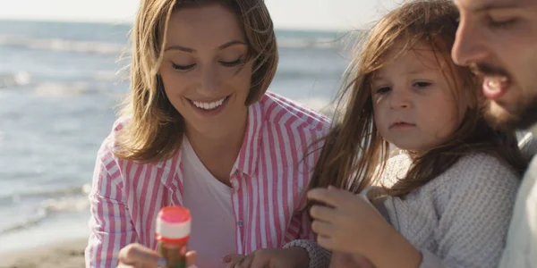 Gezin Met Kinderen Rusten Plezier Hebben Het Strand Tijdens Herfstdag — Stockfoto