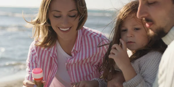 Famiglia Con Bambini Che Riposano Divertono Spiaggia Durante Giornata Autunnale — Foto Stock