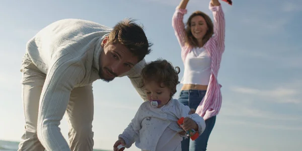 Familia joven disfrutando de la vecindad durante el otoño — Foto de Stock