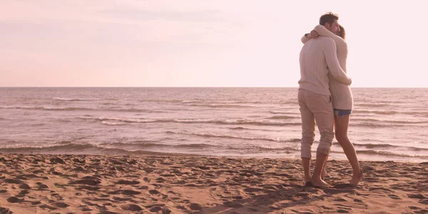 Pareja Joven Divirtiéndose Playa Durante Día Soleado Otoño — Foto de Stock